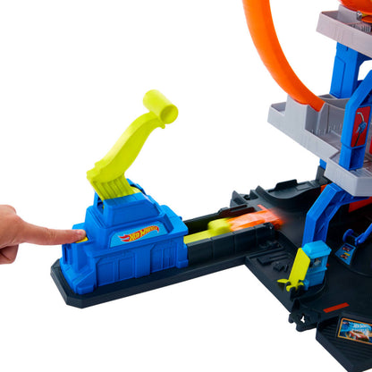 Pista de Hot Wheels con lanzador amarillo y estructura colorida en uso