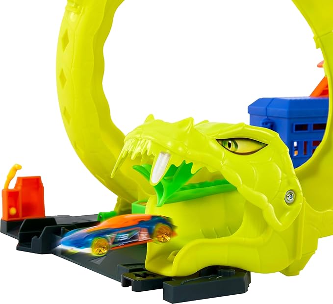 Pista Hot Wheels verde con dragón, vista lateral y coche saliendo