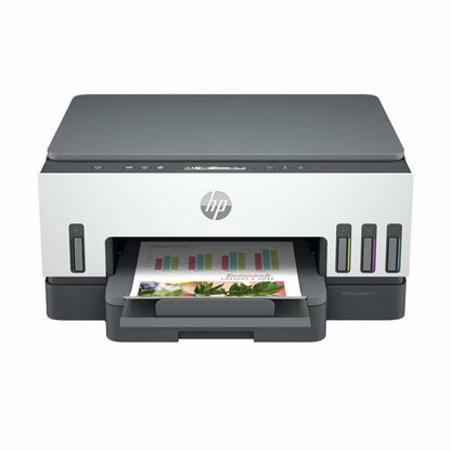 Impresora HP en blanco y gris con papel impreso frente a ella