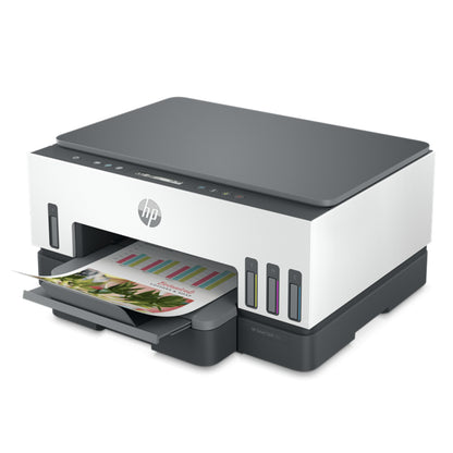 Impresora HP blanca, vista frontal, con impresión colorida en uso