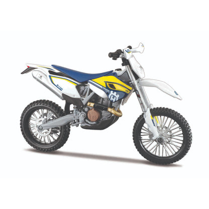Moto blanca y azul de MAISTO, vista lateral, modelo detallado para coleccionistas.