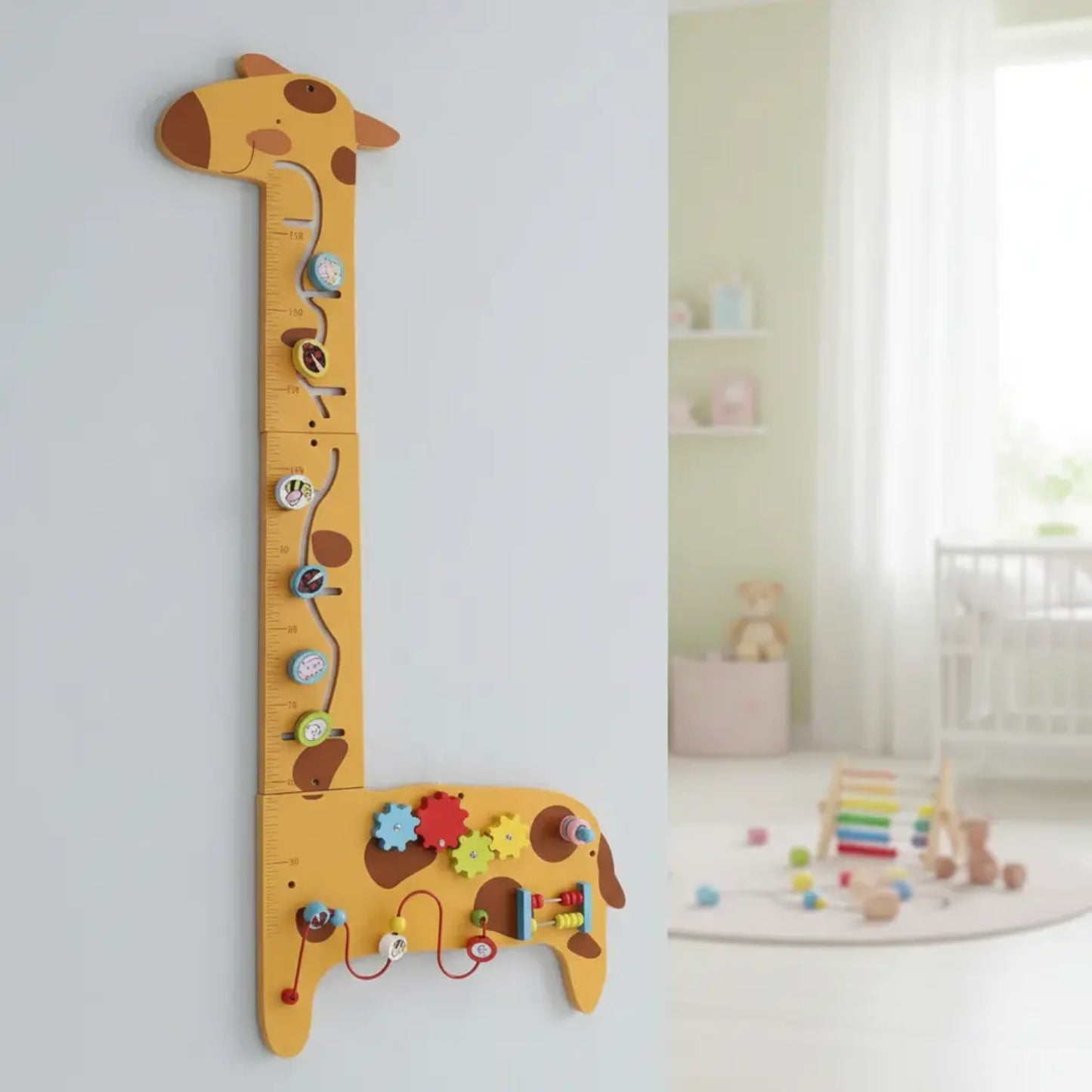 Jirafa amarilla de madera con bloques educativos en sala de juegos infantil