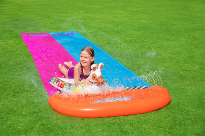 juego de verano para niños Honduras, alfombra inflable, niña jugando en el césped