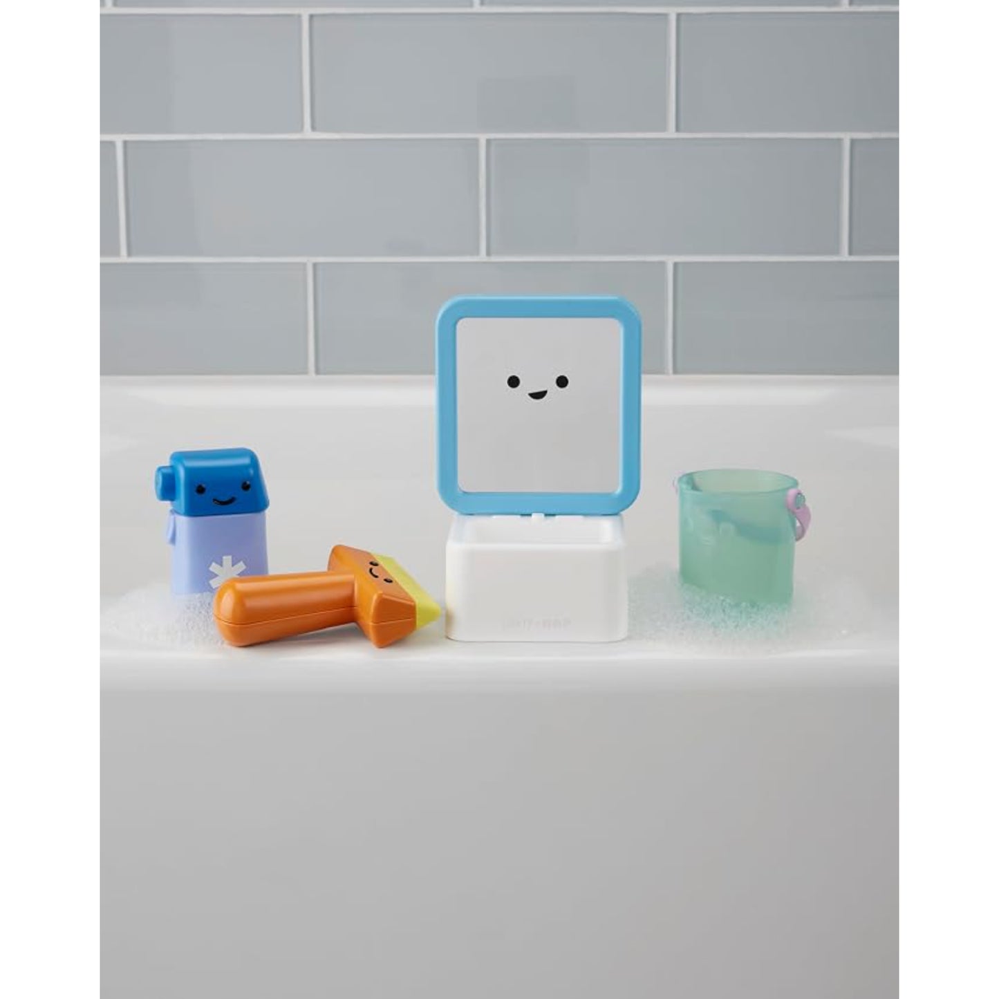 Juego de baño de SKIP*HOP con juguetes coloridos en superficie de gomaespuma