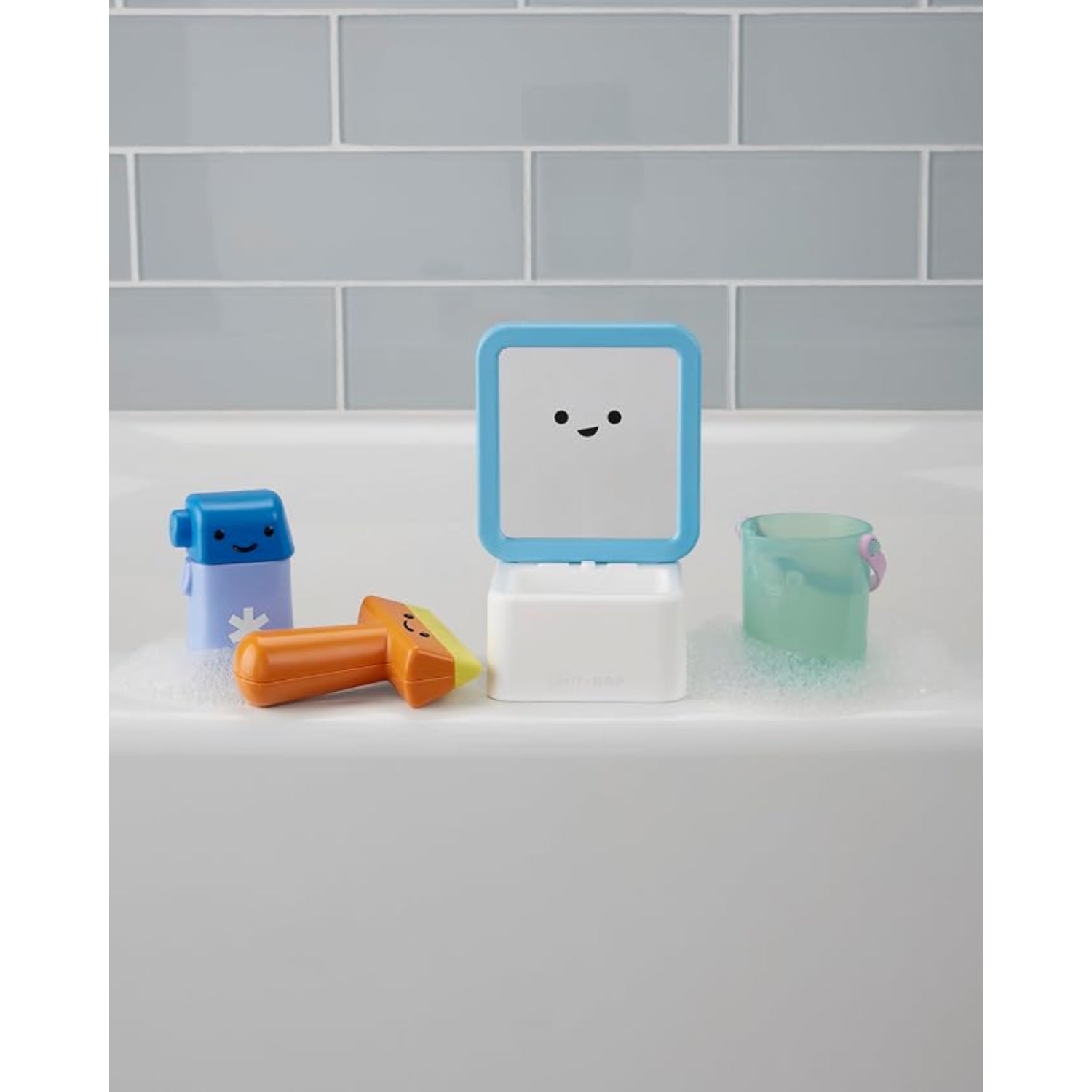 Juego de baño de SKIP*HOP con juguetes coloridos en superficie de gomaespuma