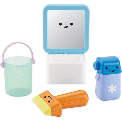 Juego de baño SKIP*HOP con espejo, cubo y juguetes coloridos para niños.
