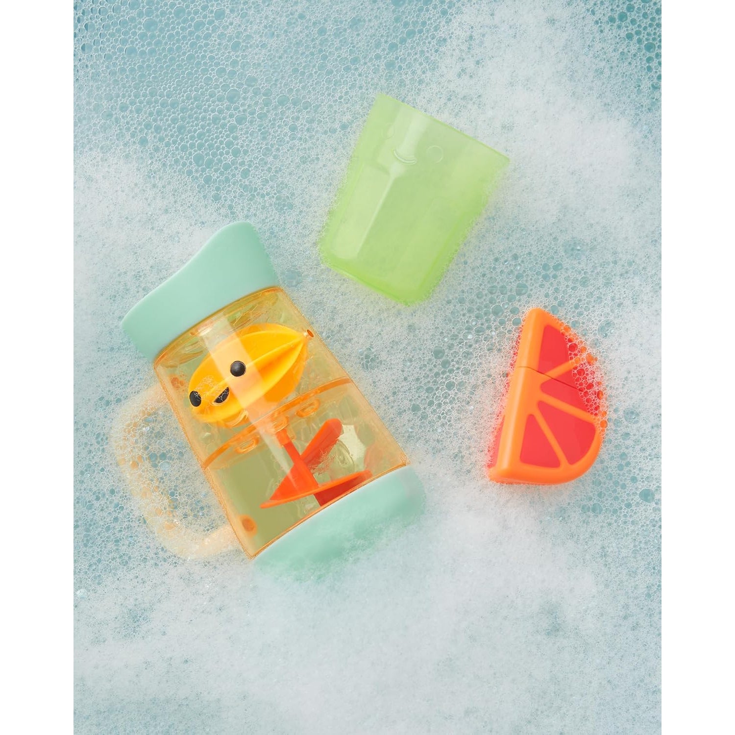 Vaso para juguetes SKIP*HOP en color amarillo con líquido y frutas