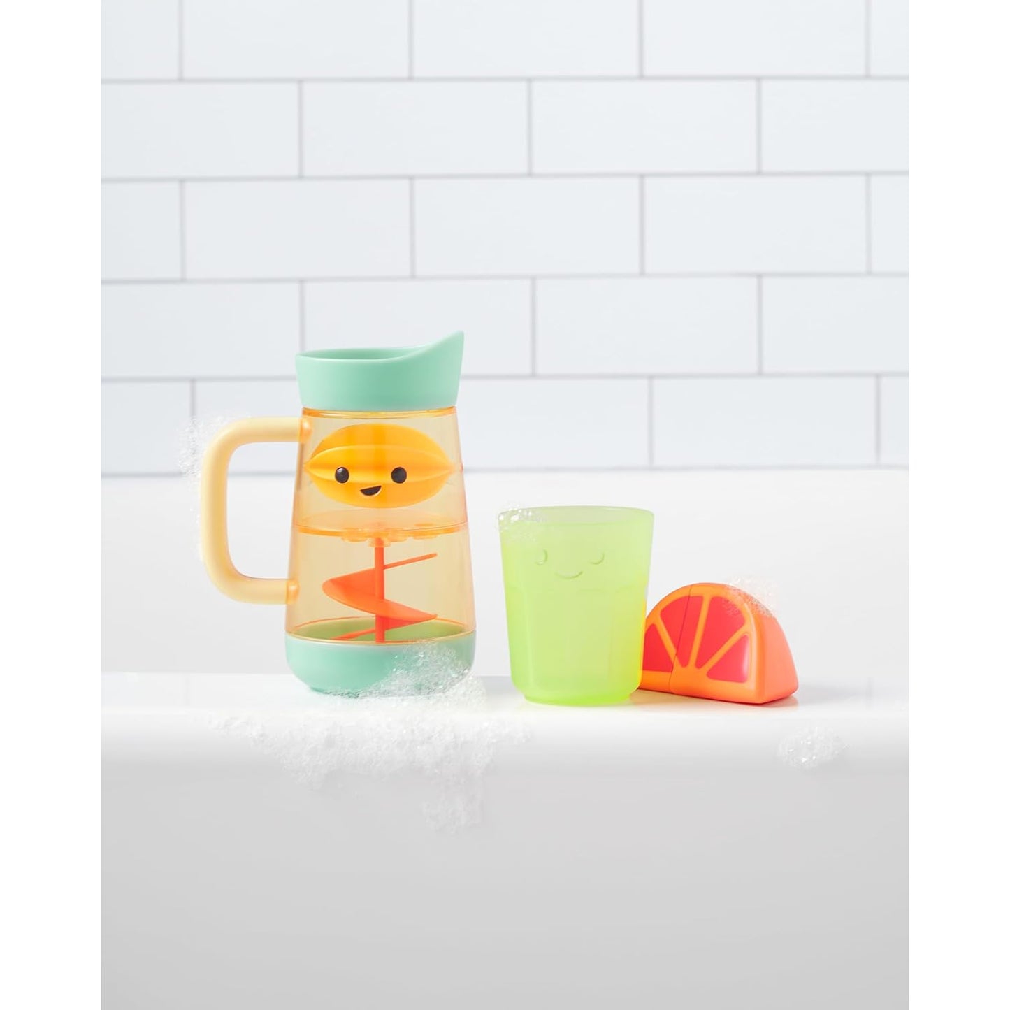 Jarra de agua naranja con vaso verde y tapa de limón, baño divertido