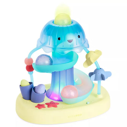 Juguete de agua SKIP*HOP en azul y amarillo, vista frontal para niños pequeños
