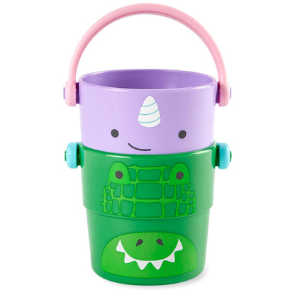 Cubos apilables SKIP*HOP en colores verde y morado, ideales para jugar en la playa