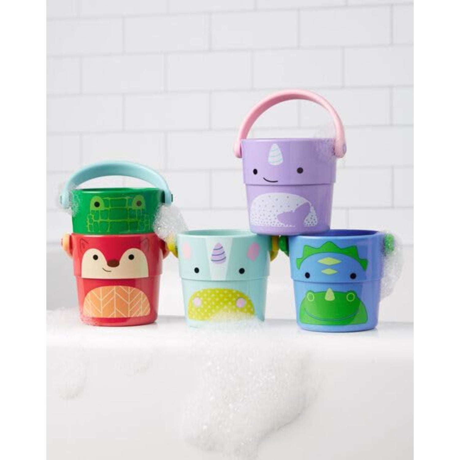 Cubos de baño de SKIP*HOP en colores brillantes, vista frontal con burbujas