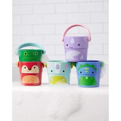 Cubos de baño de SKIP*HOP en colores brillantes, vista frontal con burbujas