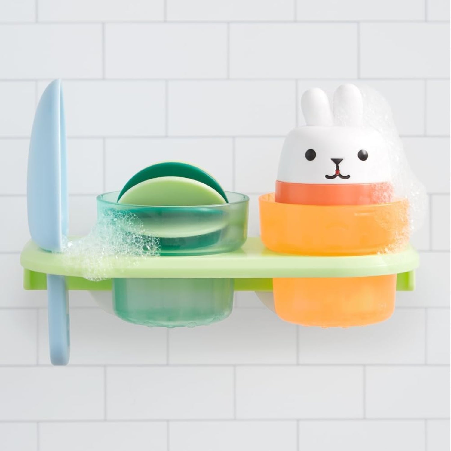 Organizador de baño verde con conejito blanco y tazas de colores