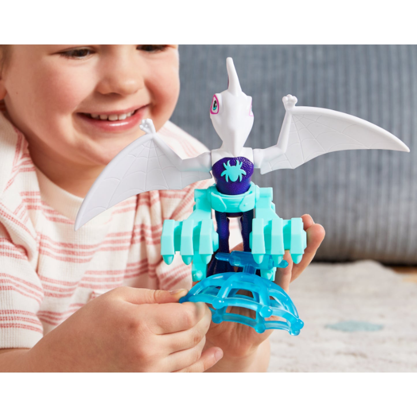 Juguete de Hasbro LL0308, figura de dragón blanco con alas, niño jugando alegremente