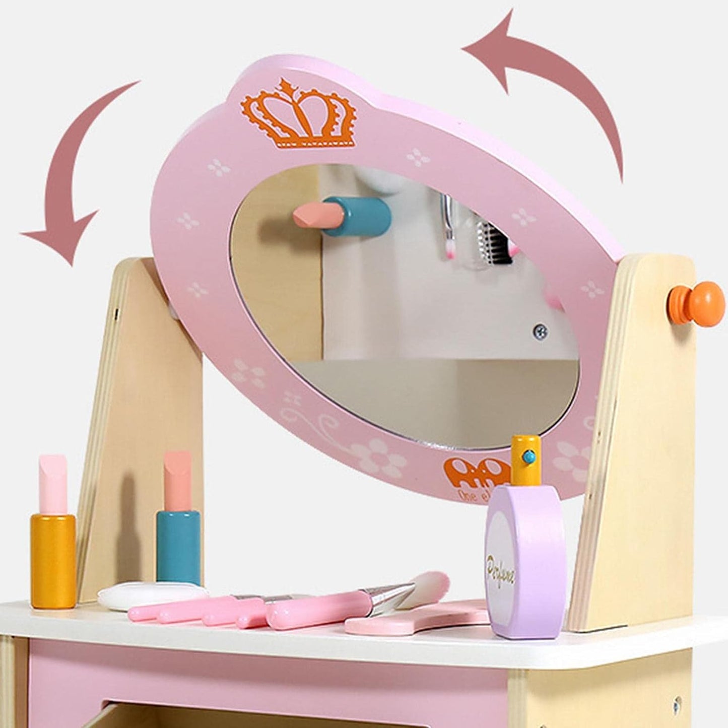 Espejo rosa de juguete con productos de maquillaje, vista frontal en habitación infantil