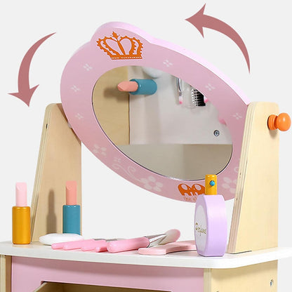 Espejo rosa de juguete con productos de maquillaje, vista frontal en habitación infantil