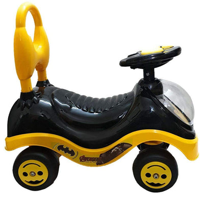 Juguete infantil coche Batman amarillo y negro, vista lateral con ruedas sonriendo