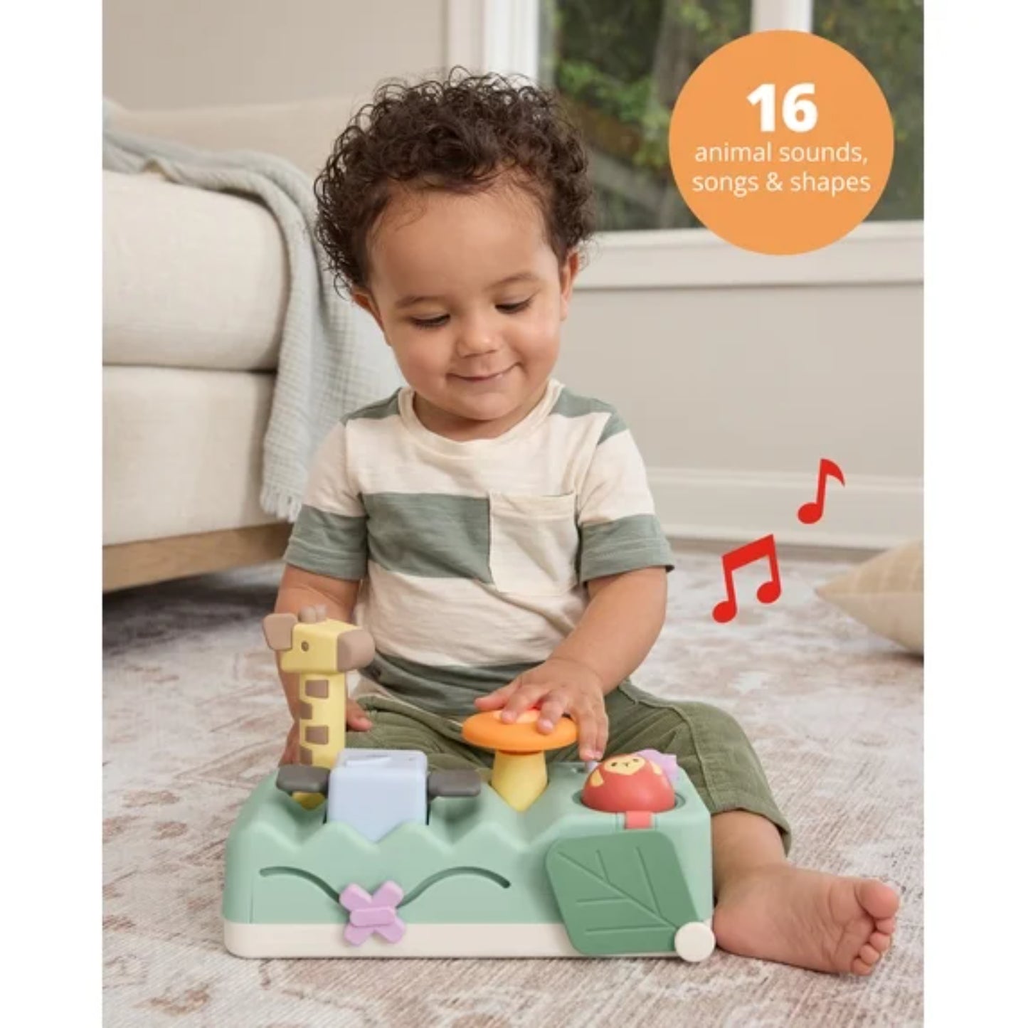 Niño pequeño jugando con juguete educativo de SKIP*HOP, sonidos y formas de animales