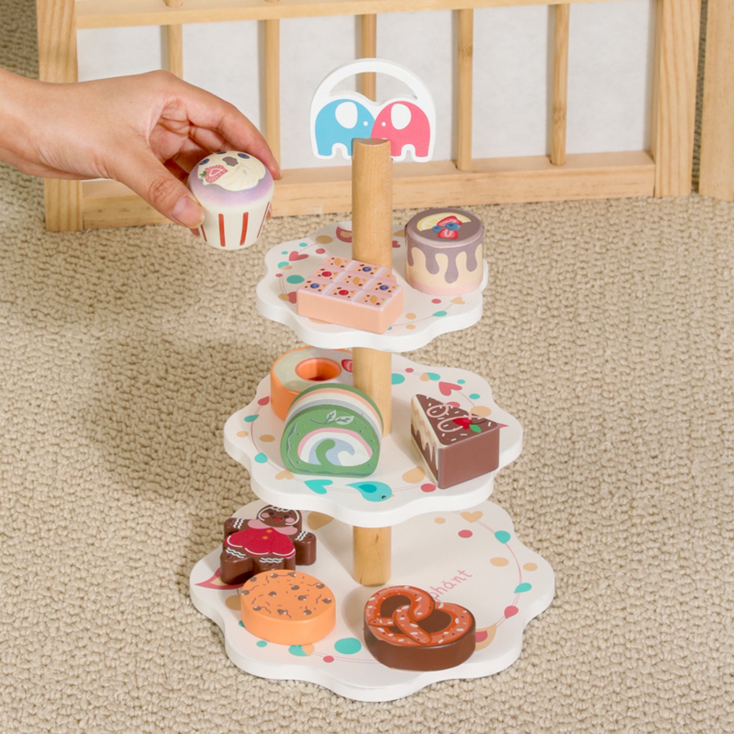 Juguete educativo de postres de madera, colores variados, vista frontal, sala de juego