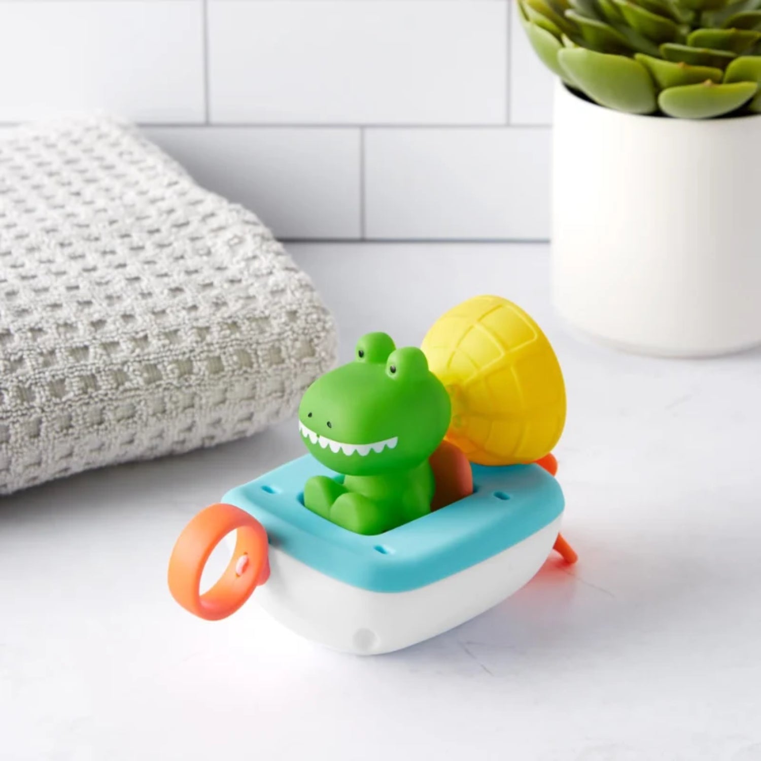 Barco de juguete con cocodrilo verde, decorado con piña, ideal para baño