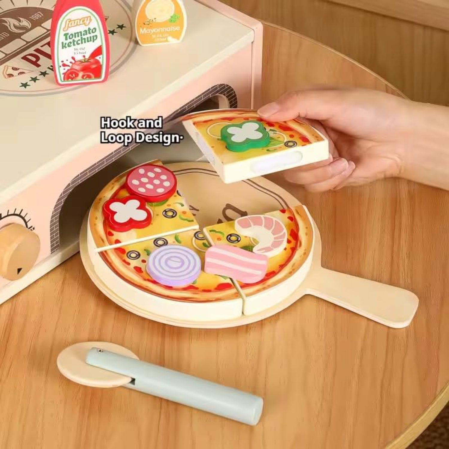 Juego de comida de pizza de madera con piezas intercambiables, vista superior en cocina