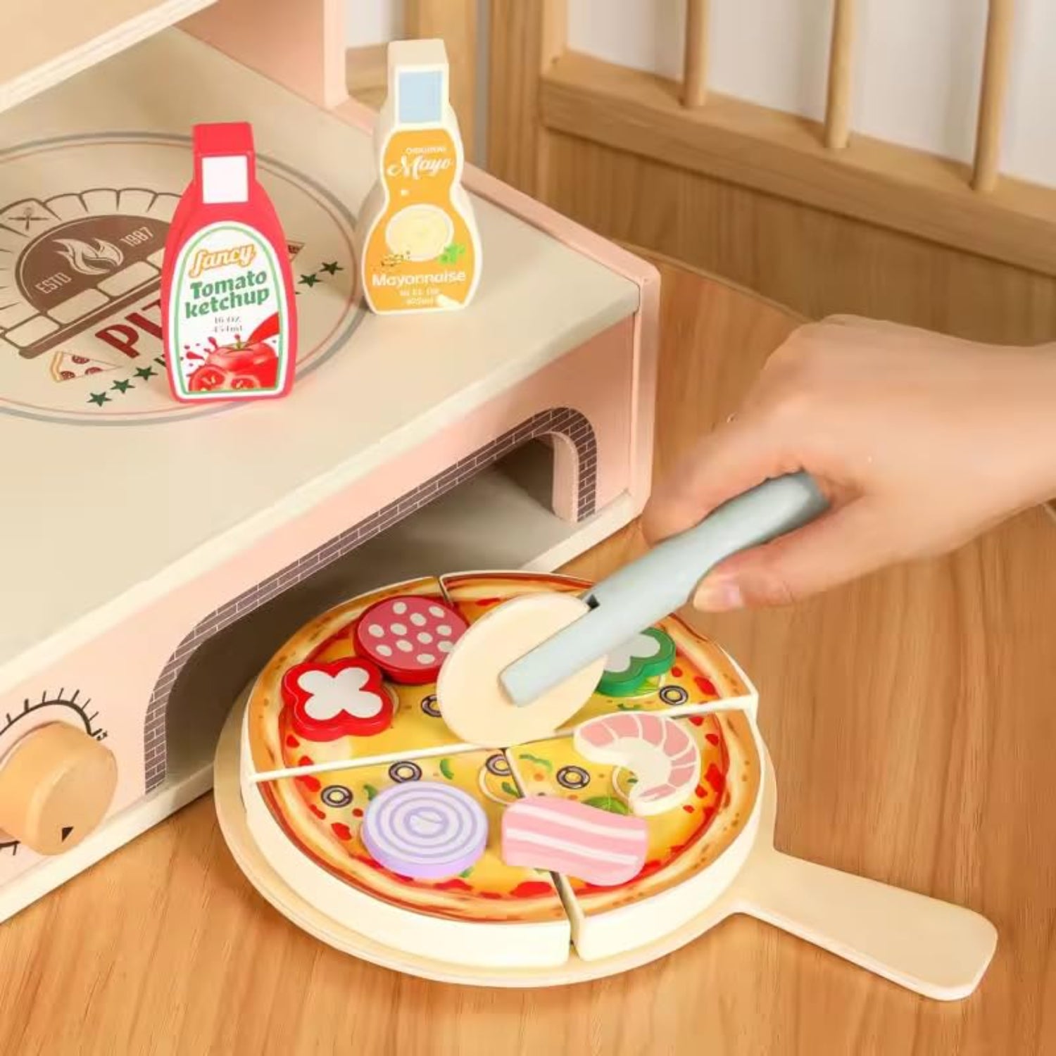 Juego de pizza de madera, porción con ingredientes y salsas, vista frontal, ideal para niños
