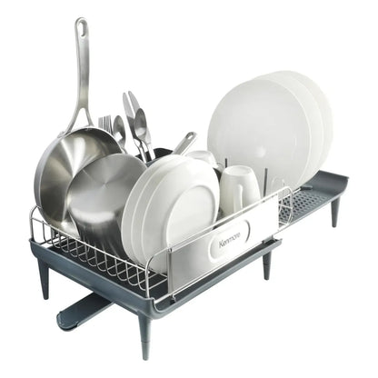escurridor de platos plateado, utensilios y platos blancos, cocina