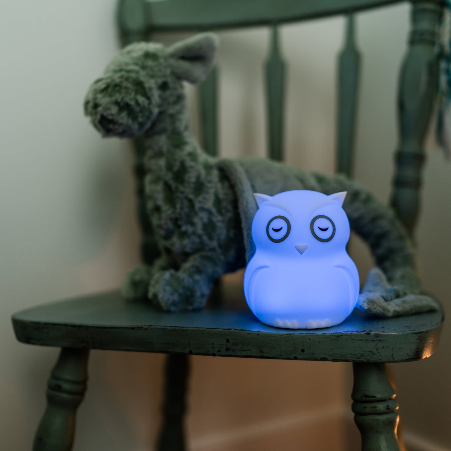 Lámpara búho azul luminoso sobre silla con mascota de peluche para habitaciones infantiles