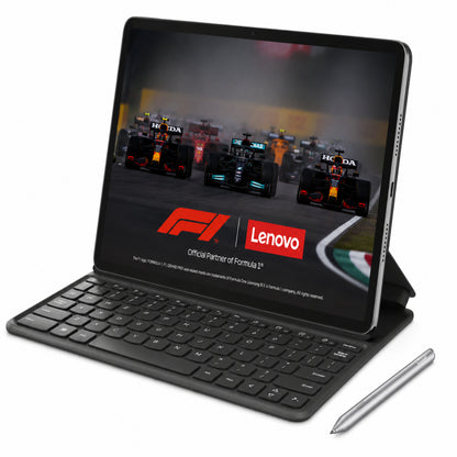 Tablet Lenovo con teclado y stylus, vista frontal, fondo de Fórmula 1