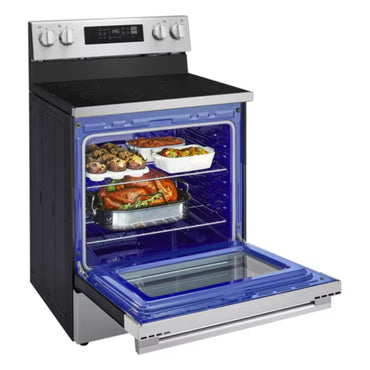 Estufa eléctrica LG negra con horno azul y bandejas para cocinar