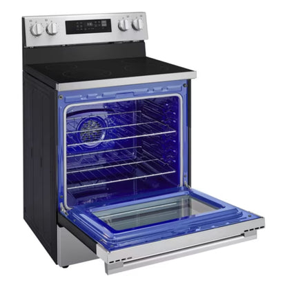 estufa eléctrica LG negra frontal, horno abierto, cocina moderna