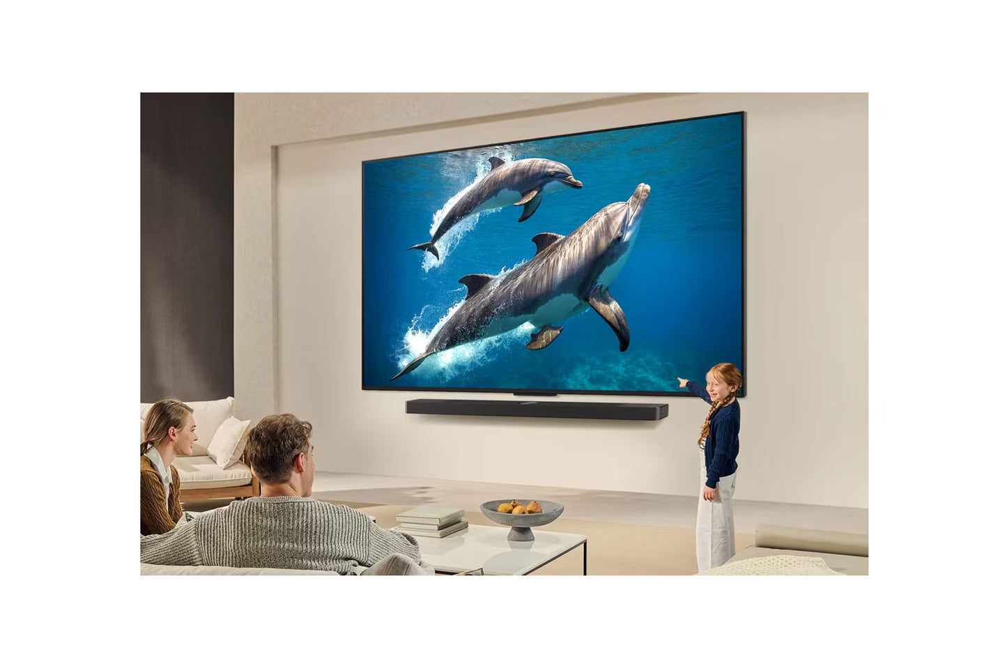 Televisor LG QNED 75 pulgadas Honduras mostrando delfines en una imagen vibrante durante una noche de cine familiar