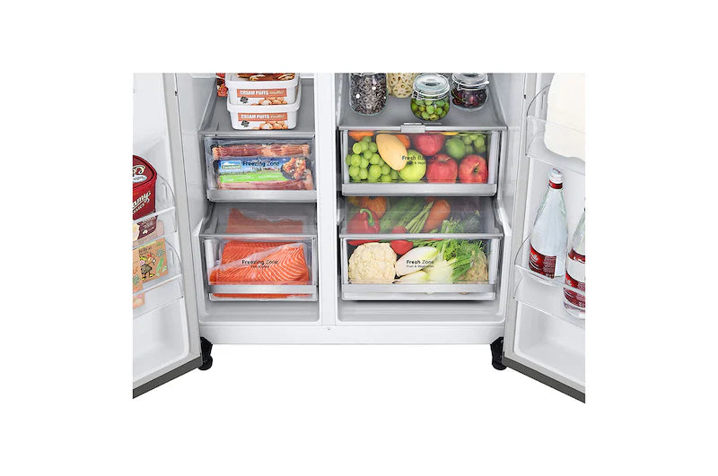 Interior de la refrigeradora LG InstaView puerta a puerta con frutas, verduras y productos congelados organizados