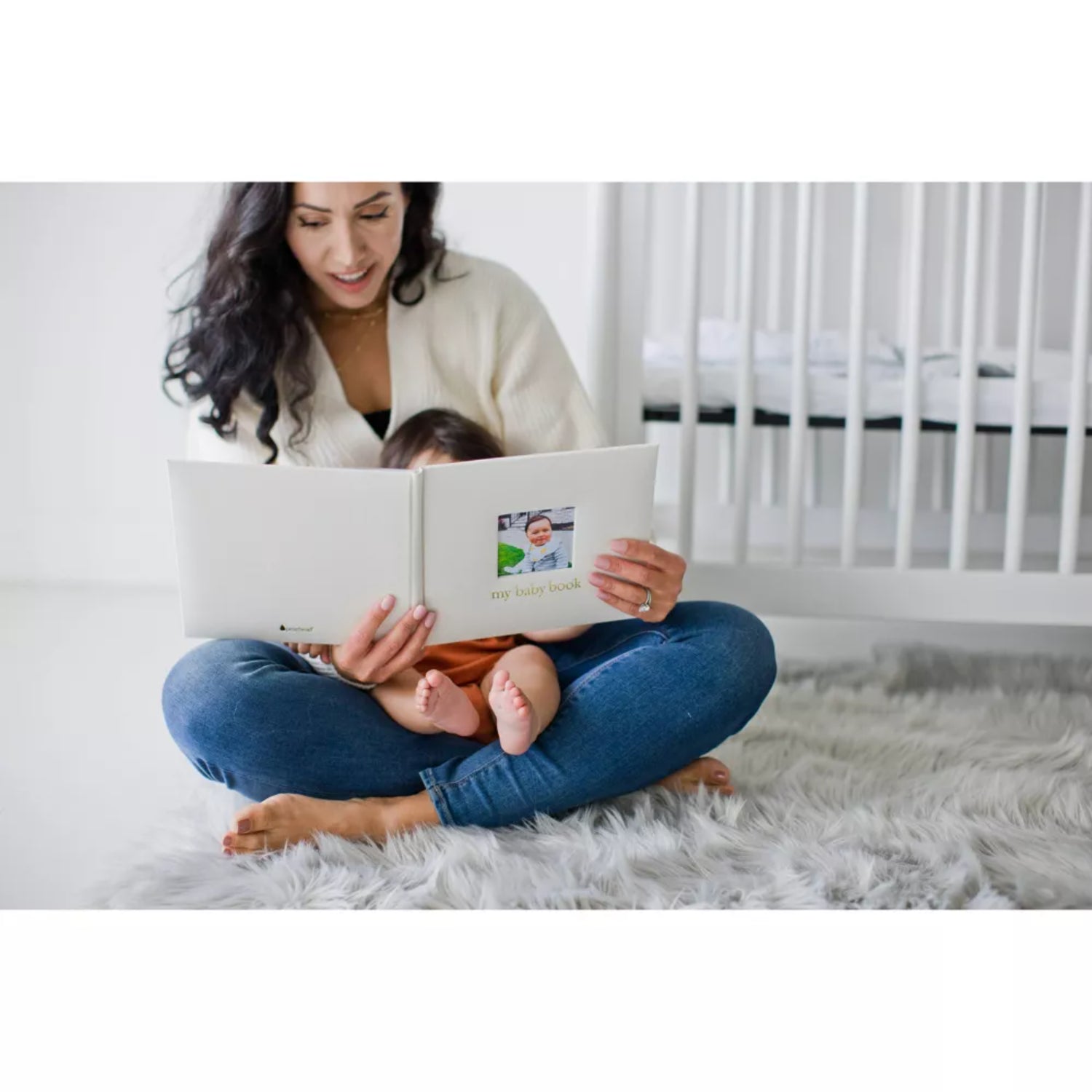 madre leyendo un libro de recuerdos blanco, momentos especiales con su bebé