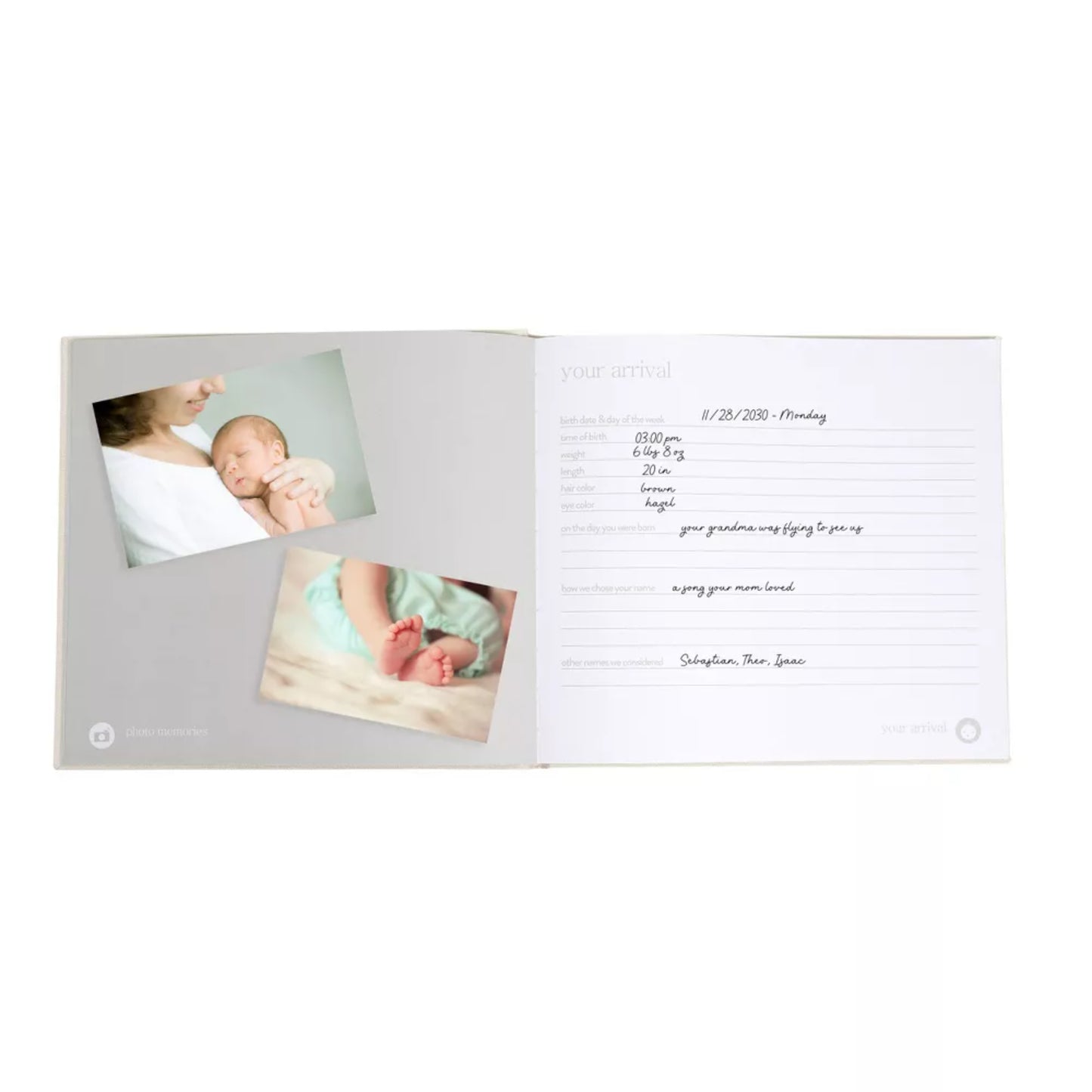 libro de recuerdos con fotos de bebé y detalles personales en páginas interiores