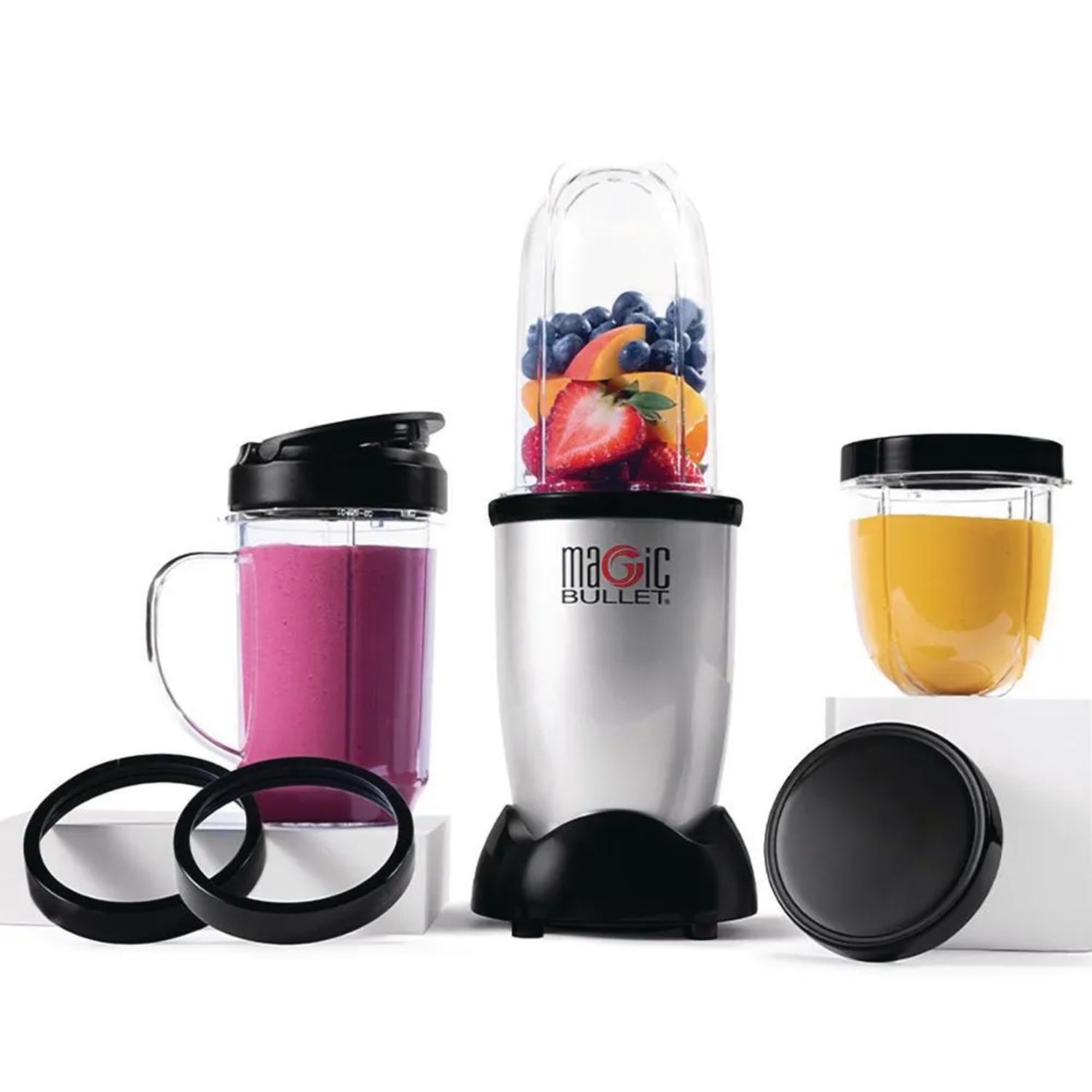 Licuadora Magic Bullet 11 piezas con una base plateada y recipientes para batidos y jugos coloridos