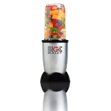 Licuadora Magic Bullet 11 piezas con vaso transparente lleno de frutas frescas y coloridas.