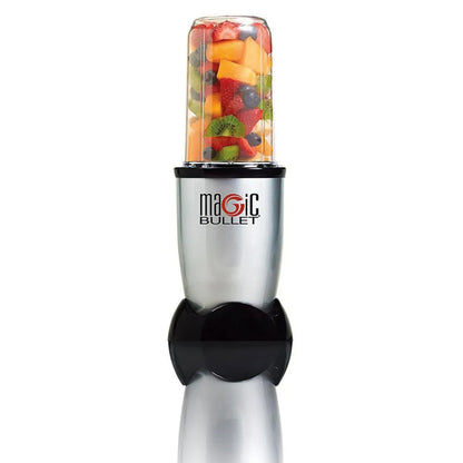 Licuadora Magic Bullet 11 piezas con vaso transparente lleno de frutas frescas y coloridas.