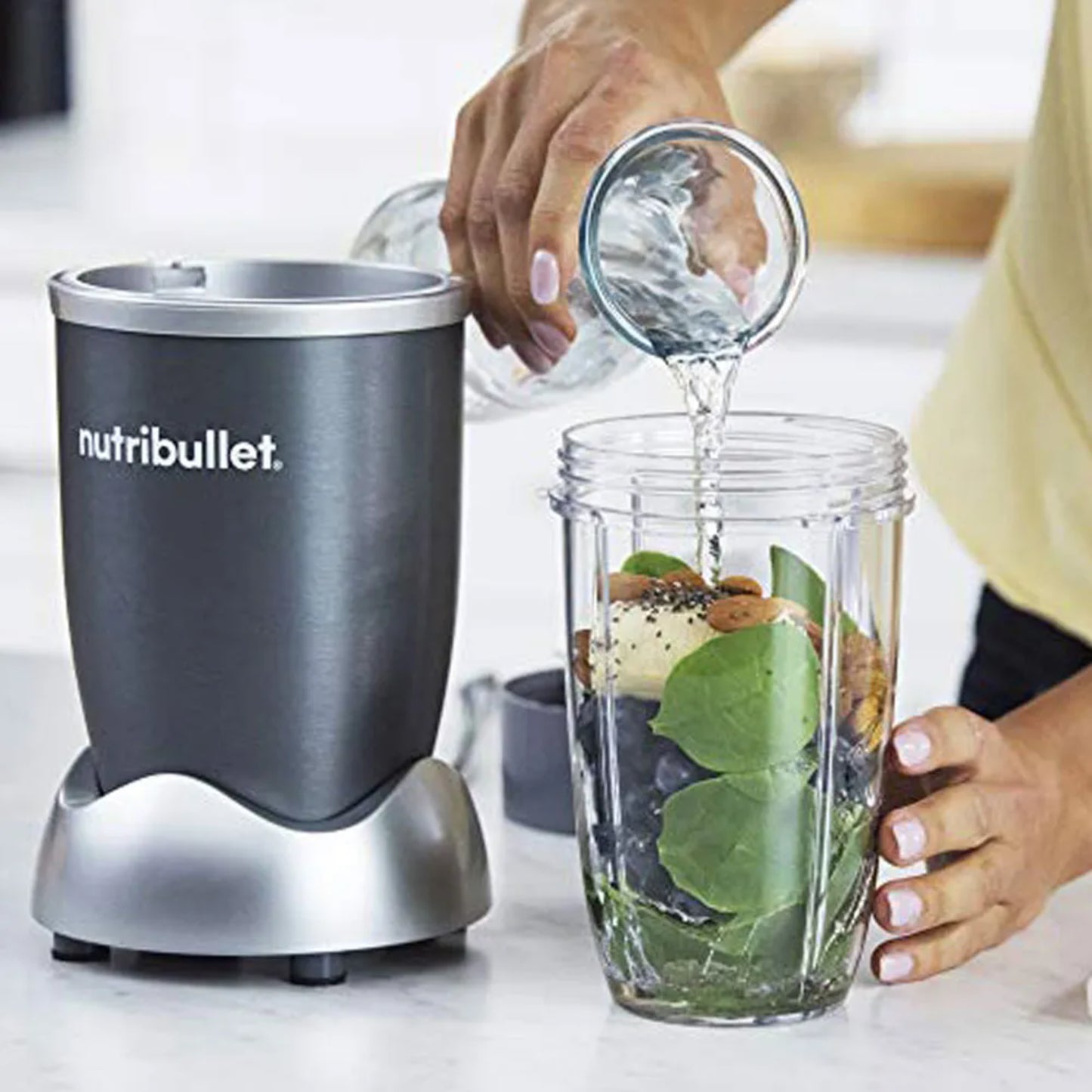 Licuadora Nutribullet 600W en Honduras con ingredientes frescos y agua para smoothies saludables