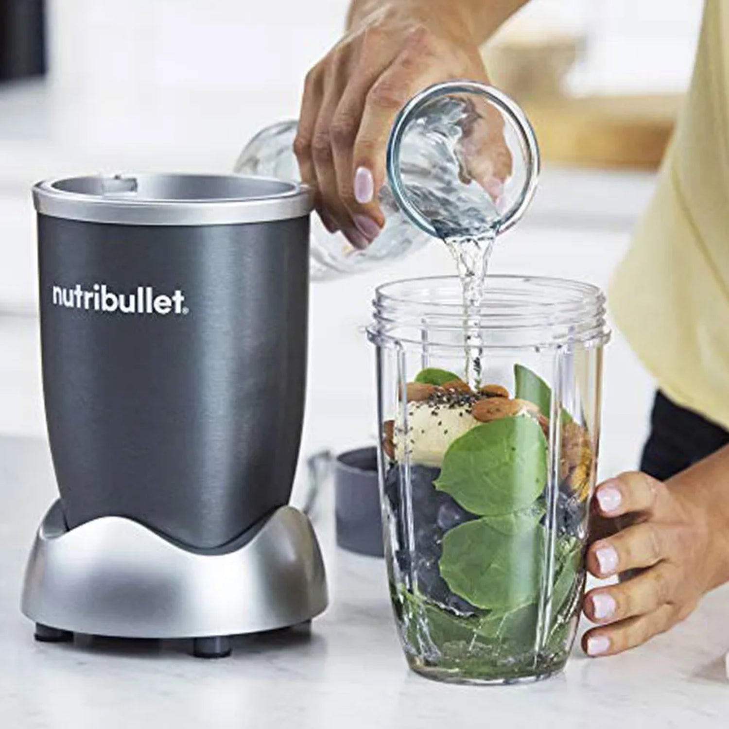 Licuadora Nutribullet 600W en Honduras con ingredientes frescos y agua para smoothies saludables