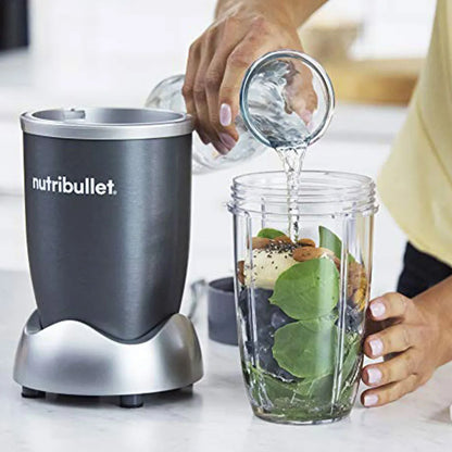 Licuadora Nutribullet 600W en Honduras con ingredientes frescos y agua para smoothies saludables
