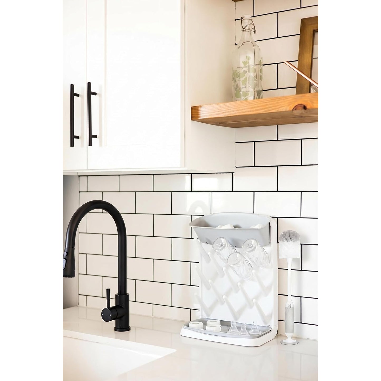 Organizador blanco para limpieza biberones en cocina, con accesorios y espacio eficiente