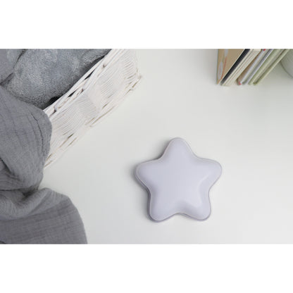Luz noctur en forma de estrella blanca, mesa de luz decorativa en habitación infantil