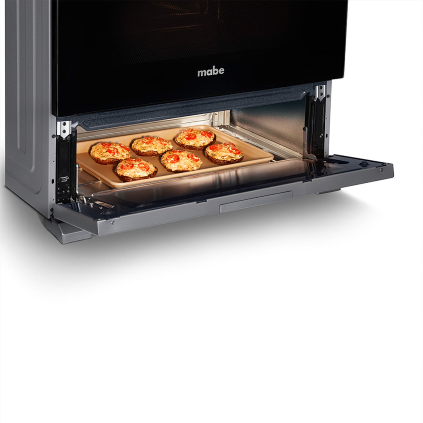 Estufa MABE negra frontal con horno y pizzas dentro