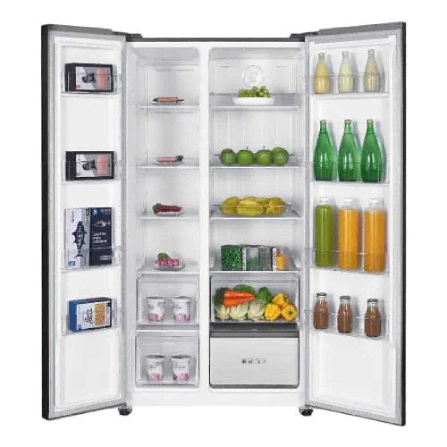refrigerador MABE blanco interior con frutas y bebidas en estantes