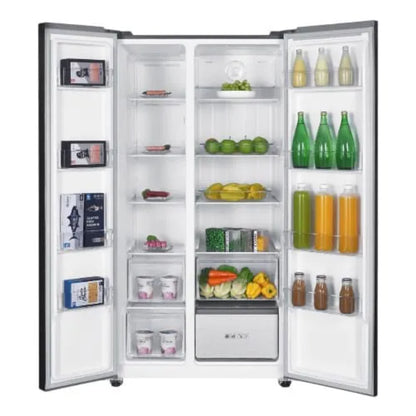 refrigerador MABE blanco interior con frutas y bebidas en estantes