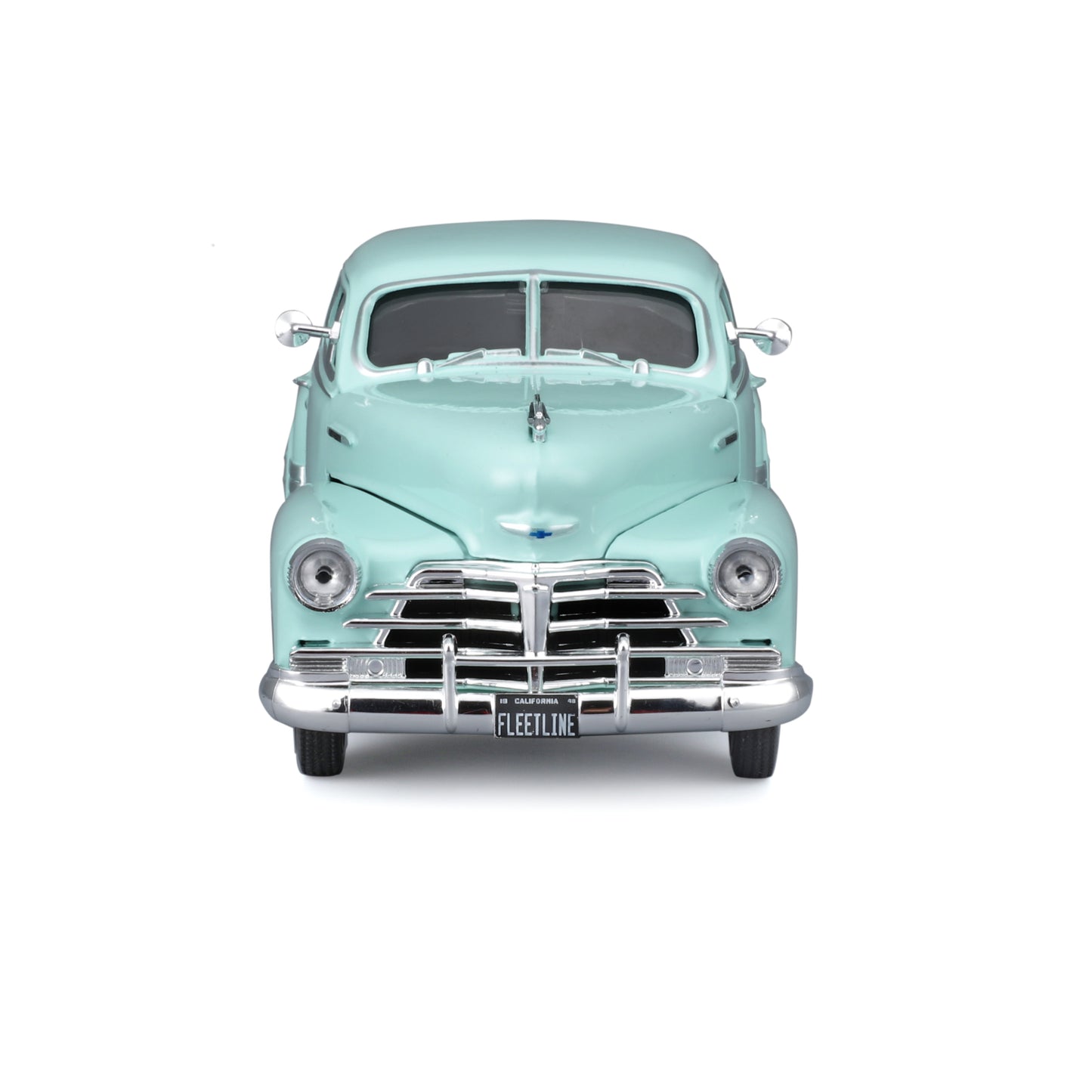 Carro clásico azul claro, vista frontal, modelo detallado de MAISTO