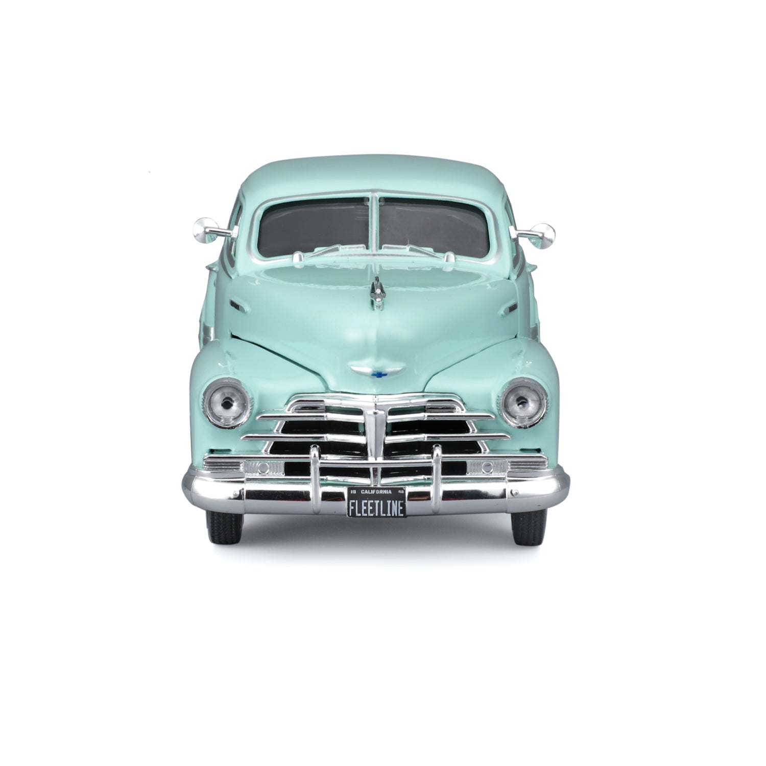 Carro clásico azul claro, vista frontal, modelo detallado de MAISTO