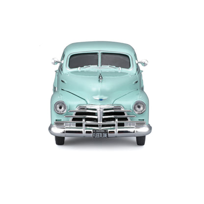 Carro clásico azul claro, vista frontal, modelo detallado de MAISTO