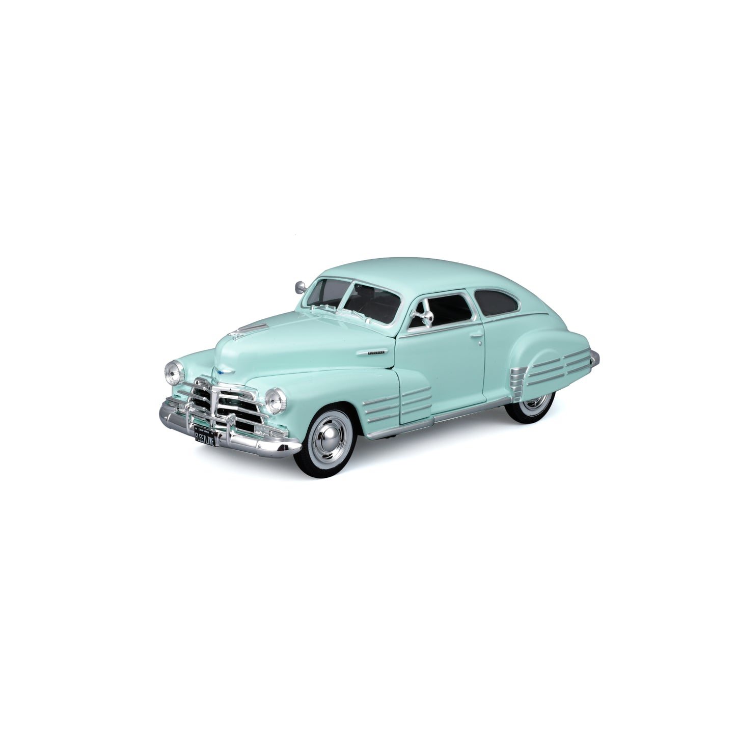 Carro azul claro, modelo clásico, vista lateral sobre fondo blanco